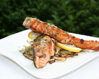 Du saumon mariné au citron et à l'aneth, un poisson parfumé et moelleux.