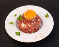 Le tartare de bœuf au couteau revisité. Le roquefort lui donne une note de caractère très originale et la noisette un croquant très agréable en bouche. L'essayer c'est…