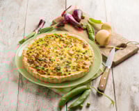 Quiche aux petits pois, oignons rouges et parmesan
