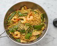 Wok de nouilles chinoises aux crevettes et poulet