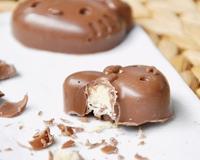 Des Schokobons.... Voilà ce à quoi j'ai pensé quand j'ai croqué dans ces chocolats. On retrouve la coque en chocolat au lait, puis on tombe sur cette garniture lactée…