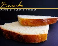 Une recette perso de brioche, hyper simple, parfumée au lait d'amande et à la fleur d'oranger
