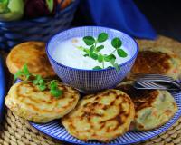 Préparez ces pancakes de courgettes et brousse pour un repas d’été rapide à faire et gourmand