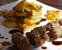 Armez vous d'un pic à brochette afin de préparer cette viande juteuse et croustillante.