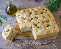 Une focaccia très moelleuse, parfumée avec une bonne huile d'olive de caractère Soléou et des herbes aromatiques.