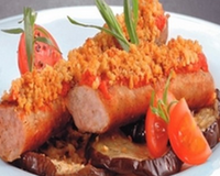 Chipolatas gratinées sur lit d'aubergine