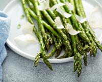 Asperges vertes grillées au parmesan : la recette rapide et facile à faire pour le printemps