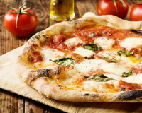 Deux françaises fuient une pizzeria sans payer en Italie, la restauratrice les retrouve et débarque avec la note devant leur logement