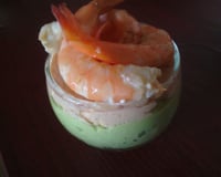 Verrines au saumon et crevettes sur lit d'avocat
