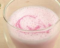 Le lassi est une boisson très rafraîchissante et fruitée ! Cette recette de lassi est préparée avec de la rose, pour encore plus de saveur et de fraîcheur.