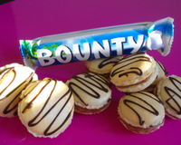 Revisiter simplement les célèbres barres chocolatées en une douce ganache chocolat au lait et noix de coco, parfaite pour des macarons qui sentent bon le soleil.