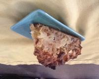 Un gâteau aux pommes avec des spéculoos et du miel