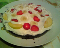 Mon fondant au chocolat recouvert de chantilly et de fruits.