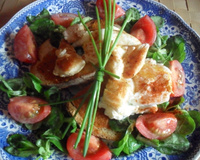 Salade gourmande aux aiguillettes de poulet et œuf poché