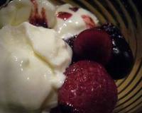 Une coupe de printemps qui allie une glace au fromage blanc et des fruits rouges.