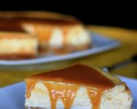 Cheesecake nappé généreusement de caramel au beurre salé, 100% gourmand !