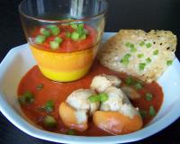 Coquilles Saint Jacques avec une mousseline de poivrons jaunes et oranges, un coulis de poivrons rouges et des tuiles de parmesan aux pépites de poivron vert.