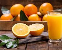 “Il va vous faire grossir” : ce médecin explique pourquoi il est préférable de manger une orange plutôt que de boire du jus