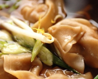 Petit bouillon parfumé pour raviolis chinois.