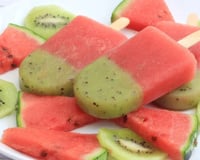 C’est ma glace préférée quand il fait chaud : cette recette d'esquimaux pastèque/kiwi est facile et ultra rafraîchissante !