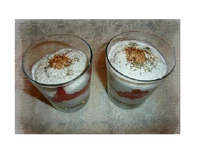 Verrine composée d'une mousse de concombre au chèvre, aux noix et ses dés de tomates.