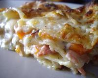 Lasagne traditionnel avec à la place de la Bolognaise une préparation de champignons, carottes et jambon blanc et jambon cru.