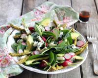 Voici une salade composée bien savoureuse grâce à la Fourme d'Ambert !