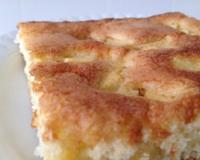Utiliser la plaque de four comme un moule pour cuire un délicieux gâteau aux pommes.