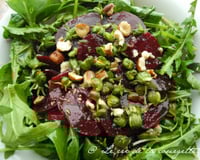 Salade de betteraves et de jeunes feuilles aux boutons de fleurs de pissenlits
