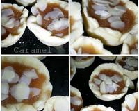 Une petit tarte garnie d'une ganache au caramel et saupoudré d'amandes effilées