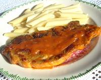 Mijotées dans une petite sauce bien aromatisée, les côtes de porc restent très moelleuses.