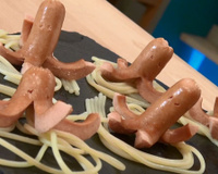 Spaghetti-saucisse en forme de pieuvre