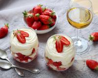 La fraise s'invite sans problème dans ce dessert italien. Elle se marie parfaitement bien au moelleux de la crème au mascarpone.