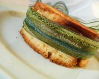 Une délicieuse charlotte aux pommes confites dans du miel et de la confiture d'abricots, entourée de tranches de brioches dorées. Une autre version des charlottes traditionnelles…