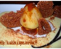 Une poire tiède (pochée dans un sirop vanillé) servie sous un coulis de caramel au beurre salé avec des croustillants au chocolat..sur un lit de crème anglaise.