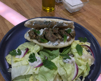 Kebab maison et sauce épicée à la menthe
