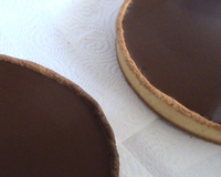 Les amateurs de chocolat vont se retrouver dans cette tarte s'ils choisissent un chocolat à fort pourcentage de cacao