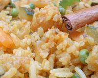 Une recette indienne végétarienne de riz aux légumes et aux épices appelées Pulao