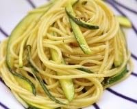 Spaghettis au citron, courgettes et pignons grillés