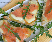 Bruschettas au saumon fumé, pommes de terre rissolées et fromage raclette