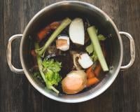 Apprenez à cuisiner un bouillon de légumes avec vos épluchures