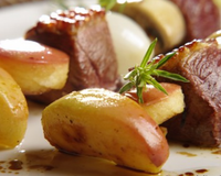 Délicieuses brochettes de pommes et canard mariné