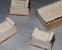 Un dessert à la crème de fromage sur un lit de génoise.