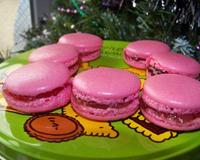 Voici les macarons que j'ai réalisé à Noël pour le café la garniture j'ai juste fourré avec de la confiture de rose et de framboise.