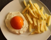 Œuf sur le plat avec frites mais sucré