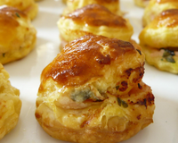 Des minis feuilletés olive, jambon et chèvre frais