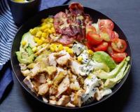 Du poulet, du bacon, des œufs, voici comment faire la salade Cobb pour changer de la salade César ?