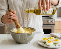 Oubliez le fouet et testez cette mayonnaise traditionnelle au mortier à la texture étonnante