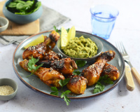 Pilons de poulet caramélisés et crème d’avocat