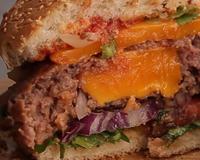 Un burger maison avec une surprise au centre de la viande... 